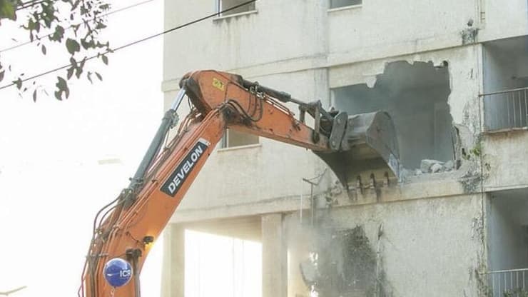 הריסת מבנים ישנים במסגרת התחדשות עירונית ברחוב אדמית בגבעתיים