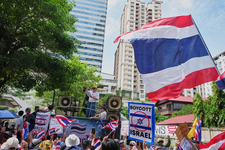 הפגנה נגד ישראל, מוקדם יותר החודש בבנגקוק (AP Photo/Sakchai Lalit) סונדהי לימטונגקול, איש תקשורת ופעיל פוליטי, נואם מול תומכיו בהפגנה מול שגרירות ישראל בבנגקוק