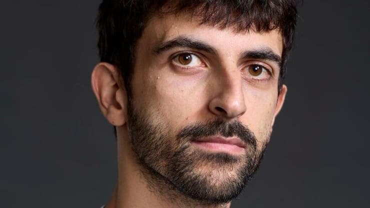 שוחרר מהצבא אחרי חודשיים. יובל אברהם (צילום: David Levene/The Guardian) יובל אברהם