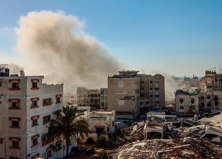 הריסות בעיר עזה. צה"ל מחזיק ב־ 67 אחוז משטח הרצועה (OMAR AL-QATTAA, AFP) הריסות בעיר עזה. צה"ל מחזיק ב־ 67 אחוז משטח הרצועה