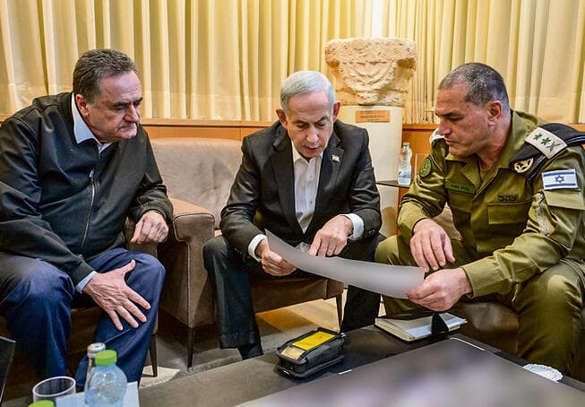 עם נתניהו וכ"ץ. דרג מדיני שאוהב להצהיר: "הוריתי לצה"ל" (מעיין טואף / לע״מ) עם נתניהו וכ"ץ. דרג מדיני שאוהב להצהיר: "הוריתי לצה"ל"