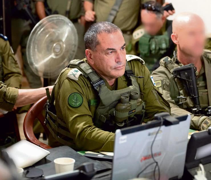 הרמטכ"ל זמיר בהערכת מצב בדרום לבנון. מיישם את תפיסת הביטחון החדשה של ישראל (צילום: דובר צה"ל) הרמטכ"ל זמיר בהערכת מצב בדרום לבנון. מיישם את תפיסת הביטחון החדשה של ישראל