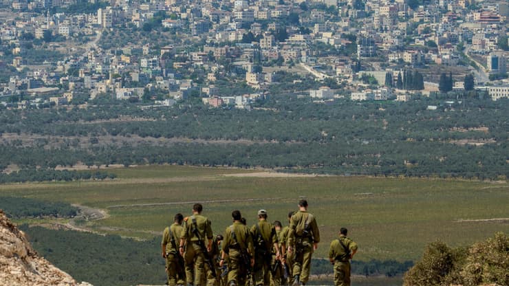 חיילים צה"ל ב חוות עמק דותן ברקע העיר הפלסטינית יעבד