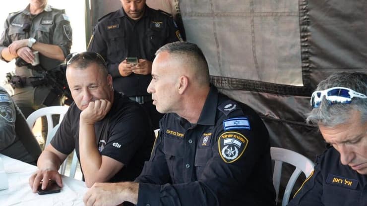 מפכ״ל המשטרה, רב-ניצב דני לוי, ומפקד מחוז חוף, ניצב יחיאל בוהדנה