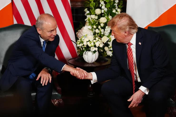 טראמפ עם ראש ממשלת אירלנד מרטין. על דעתו בעניין סקוטלנד אמר: "אשמור את זה ליום אחר" (צילום: AP Photo/Julia Demaree Nikhinson) נשיא ארה"ב דונלד טראמפ בביקור באירלנד