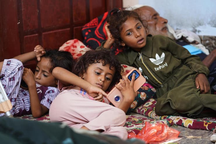 "חלק ניסו להציל את הילדים" (צילום: AP Photo/Abdulnasser Alseddik) פליטים בתימן