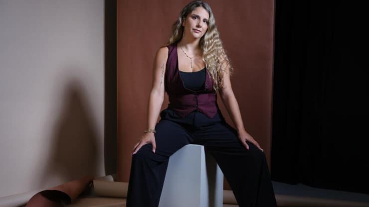 "יום אחד אני איראה לכם הכי שמחה ובסדר בעולם, ולמחרת אני ארצה למות". נעה חוברה (צילום: יונתן בלום) "יום אחד אני איראה לכם הכי שמחה ובסדר בעולם, ולמחרת אני ארצה למות". נעה חוברה