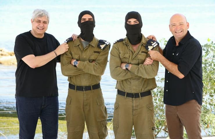 אסף (מימין), שלמה (משמאל) והבנים החובלים. "לא יודע איך להכיל את כמות הגאווה הזאת" (צילום: אלעד גרשגורן) שני חברים בקורס חובלים גילו שהאבות שלהם היו חברים בשירות הצבאי