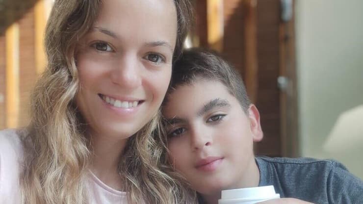 שירון ובנה יותם ז"ל. "יש אפס מודעות. לא יודעים שיש להם פצצות מתקתקות בבית" (צילום: באדיבות המשפחה) שירון אלטר ביחד עם בנה יותם ז"ל