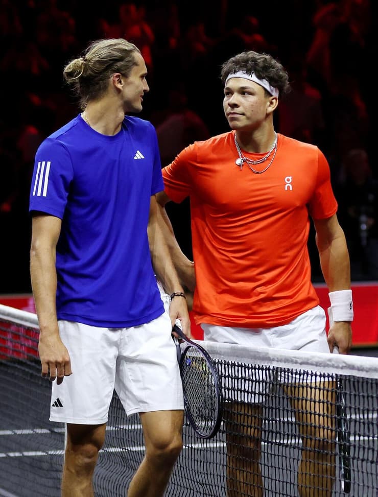 איזה סגנון ינצח? (צילום: Maja Hitij/Getty Images for Laver Cup) בן שלטון עם אלכסנדר זברב בגביע לייבר