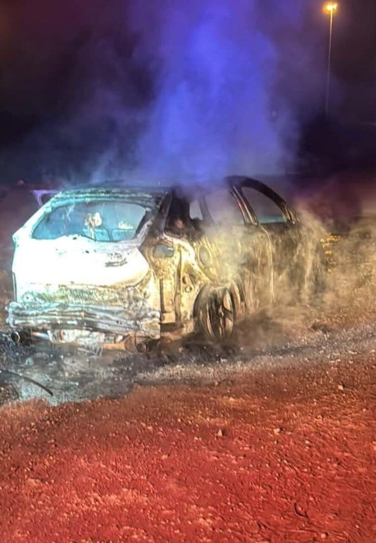 הרכב השרוף שבו אותרו שלושת הנרצחים 3 גברים אותרו ללא רוח חיים ברכב שרוף ליד באקה אל גרבייה