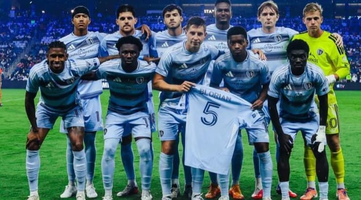 שחקני קנזס במחווה לבלוריאן (SPORTING KANSAS CITY) שחקני קנזס במחווה לבלוריאן