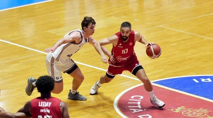 בר תימור מול יריבו (קרדיט: הפועל “IBI״ תל אביב) בר תימור מול יריבו