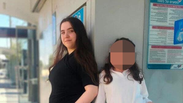 ליה עם אחותה הקטנה. "היא עוברת טראומה עכשיו, היא יושבת במקום שהוא זר לה" צעירה ממזרח ירושלים נעצרה בחשד לעריקות