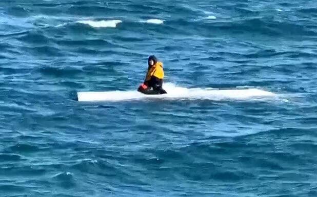 ארה"ב אלסקה הנער דרק פארקר אגנאנגה ש שרד 3 ימים נסחף בים בדרך לרוסיה מחולץ