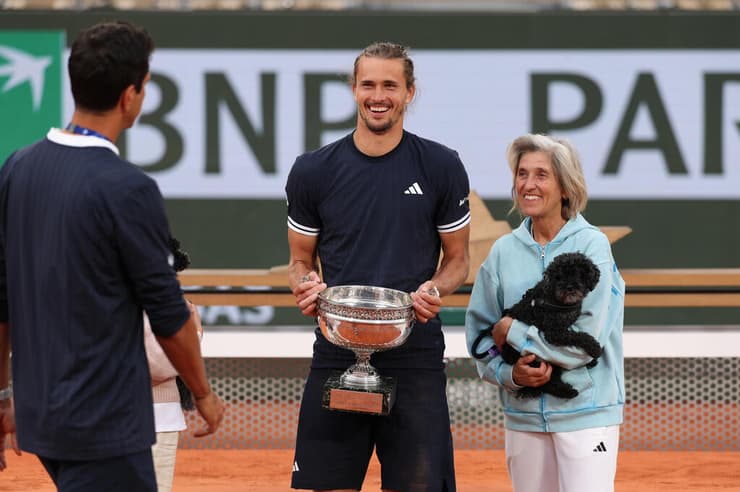אלכסנדר זברב ואמו (צילום: Clive Brunskill/Getty Images) אלכסנדר זברב ואמו