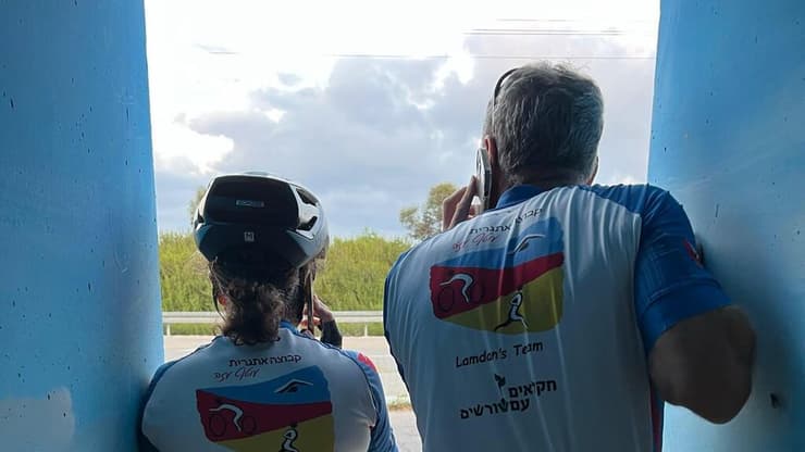 ד"ר מלמן-שלו ובעלה איחרו לאימון ב-7/10 (צילום: באדיבות ד"ר גליה מלמן-שלו) ככל שעבר הזמן, הצואה המאובנת של בני תור הקמבריון הלכה וגדלה. בתמונה: מיקרו-צואה תחת המיקרוסקופ. מקור: Kimmig & Bicknell / Trends in Ecology & Evolution