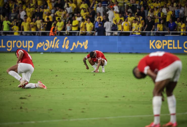 ספגו תבוסה. שחקני הפועל ת"א (צילום: עוז מועלם) הפועל ת"א