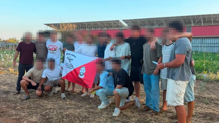 לוחמי פלוגה א' בתאילנד. "הפשיטות שלנו הן להביא בננה לוטי ושייק קוקוס" (צילום: אוסף פרטי) לוחמי פלוגה א' בתאילנד. "הפשיטות שלנו הן להביא בננה לוטי ושייק קוקוס"