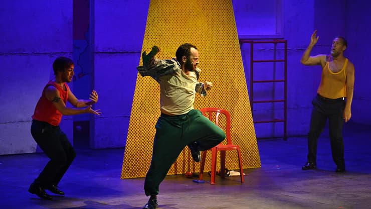 מתוך "אחרית הימים" בתיאטרון גשר (צילום: סרגיי דמינאצ'וק) מתוך "אחרית הימים" בתיאטרון גשר