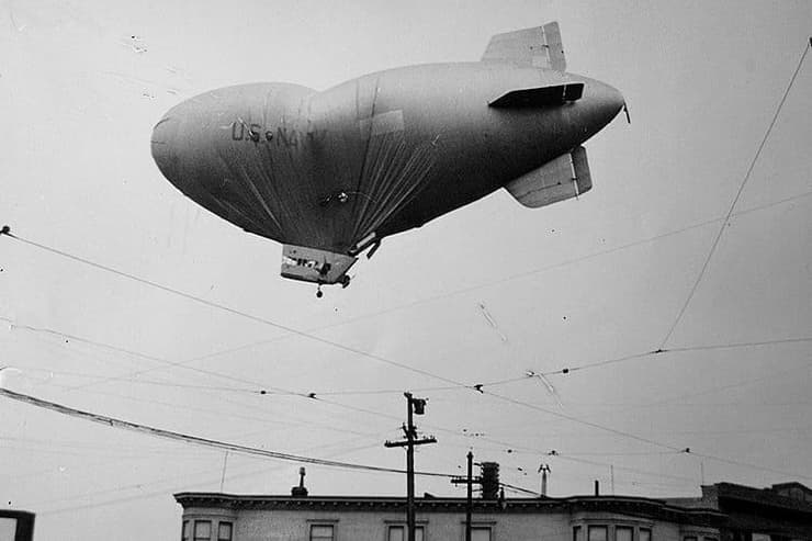 ספינת האוויר L-8 לאחר שחזרה ללא שני אנשי הצוות שלה, קליפורניה, 1942