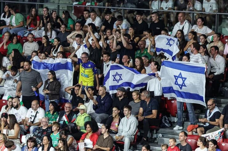 דגלי ישראל ואוהדים ביציעים בבולגריה (צילום: לילך וייס רוזנברג) ישראל בולגריה בכדורעף