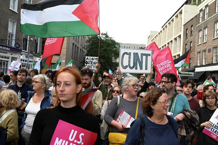 צילום: REUTERS/Natalia Campos אירלנד הפגנות נגד ביקורו של נשיא ארה"ב דונלד טראמפ