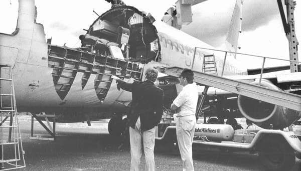 מטוס Aloha Airlines לאחר שחלק גדול מגג תא הנוסעים נתלש באוויר, 1988