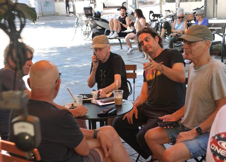 זיו רובינשטיין (במרכז) ומוני מושונוב (משמאלו) בפרלמנט של מויש (צילום: מוטי קמחי) זיו רובינשטיין (במרכז) ומוני מושונוב (משמאלו) בפרלמנט של מויש