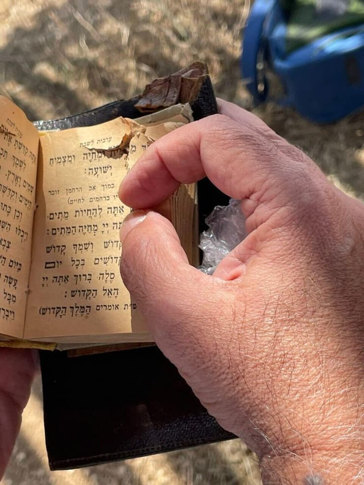 הקליע נעצר במילה ממית (צילום: מיכל מביסש) הקליע נעצר במילה ממית