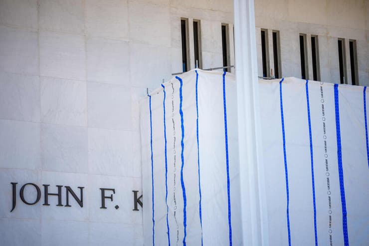 צילום: Andrew Harnik / GETTY IMAGES NORTH AMERICA / AFP שמו של מרכז קנדי ב וושינגטון ארה"ב מוסתר חודשים אחרי ההחלטה על הסרת שמו של טראמפ מהחזית