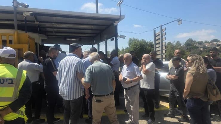 המשטרה מפזרת את ההפגנה ומבצעת מעצרים במג'ד אל-כרום