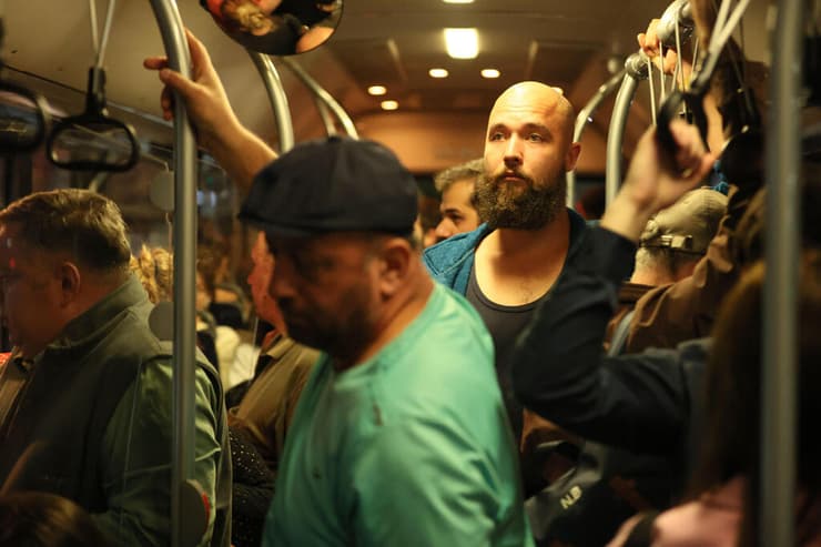 איש השיווק הדיגיטלי בן ה-28 עומד ברכבת התחתית של בירת גאורגיה טביליסי, ביתו החדש (צילום: AP Photo/Zurab Tsertsvadze) רוסיה איש השיווק בן ה 28 שעזב ל גאורגיה כאן ב רכבת התחתית ב טביליסי