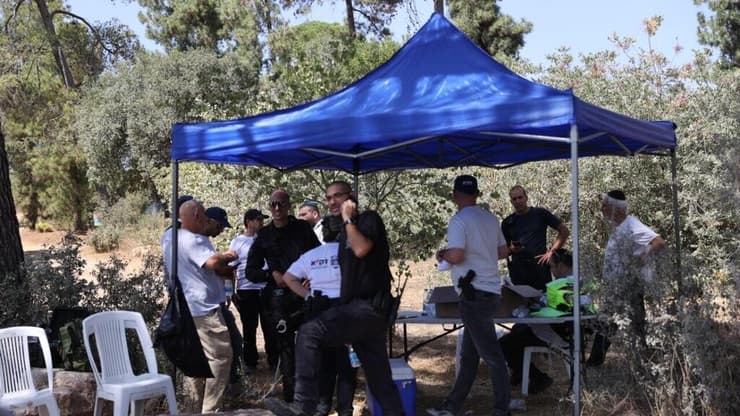 החיפושים במבשרת ציון (צילום: אלכס קולומויסקי) אישה נעדרת במבשרת ציון - צוות חיפושים נרחב בחשד לרצח