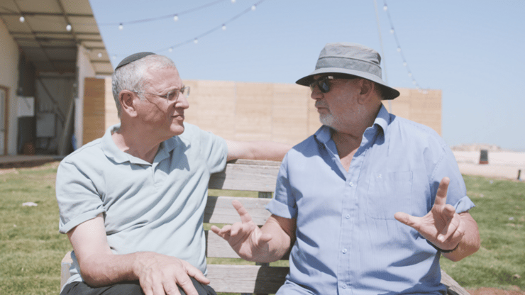 "החוות האלה הן אליה וקוץ בה". רון שכנר עם הרב בני לאו ( צילום: עידן גליקזליג) רון שכנר עם הרב בני לאו