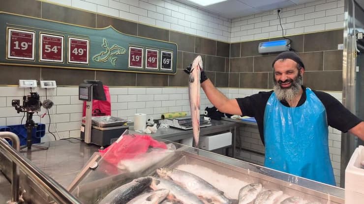 שילוט דיגיטלי במחלקת הדגים בקינג סטור (צילום: מירב קריסטל) שילוט דיגיטלי במחלקת הדגים בקינג סטור