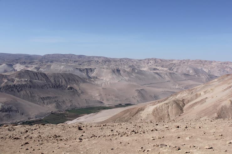 אזור הררי של משקעי איגנימבריט בצפון צ'ילה (צילום: Frances J. Cooper) אזור הררי של משקעי איגנימבריט בצפון צ'ילה