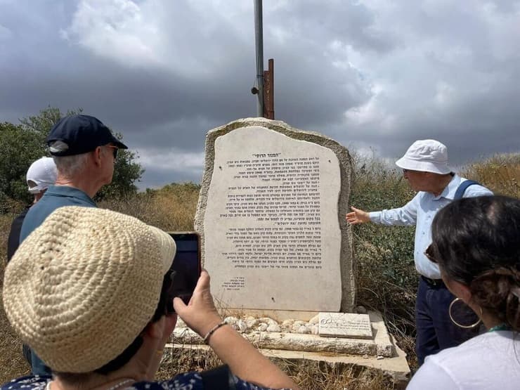 בני המשפחה של משה קמרה ז"ל באתר המנזר הרוסי, שבו נערך הקרב (צילום: בית הספר שדה כפר עציון) בני המשפחה של משה קמרה ז"ל באתר המנזר הרוסי, שבו נערך הקרב
