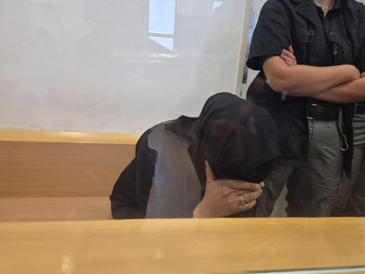 הנאשמת סוריה אבו עראר מסתירה את פניה בבית המשפט (צילום: אילנה קוריאל ) סוריה אבו עראר נידונה ל7 שנות מאסר