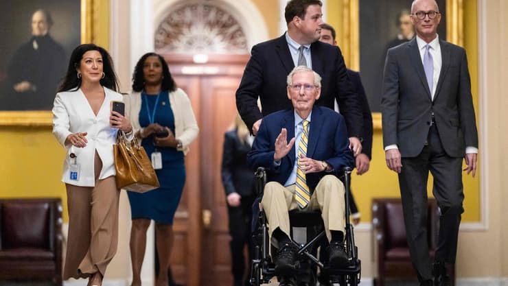 סנאטור מיץ' מקונל מגיע להצבעה בקפיטול (Finn Gomez / GETTY IMAGES NORTH AMERICA / AFP) סנאטור מיץ' מקונל מגיע להצבעה בקפיטול