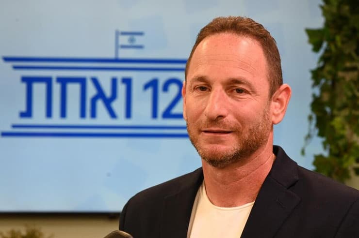 "מי שאתה רגיל לשמוע ממנו על קרמים או על מוזיקה הוא לא בהכרח הגורם שאתה צריך לשמוע ממנו על פוליטיקה". וינטרוב (צילום: יובל חן) פודקאסט 120 ואחת עם מורן אזולאי - ליאור וינטרוב, סמנכ״ל מדיניות ציבורית בטיקטוק ישראל