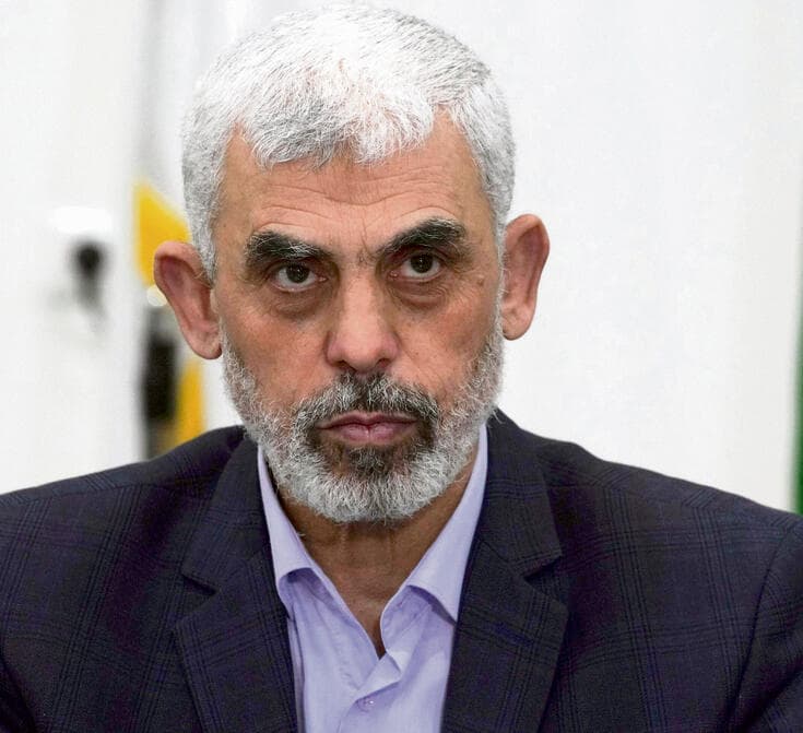 "התזה הייתה להימנע מהשאלות הקשות על יהודה ושומרון". סינוואר (Adel Hana, AP) יחיא סינוואר. "המטרה הייתה לחזק את מי שאי־ אפשר לדבר איתו (חמאס), כדי שלא נצטרך לדבר עם מי שאפשר לדבר איתו (הרשות הפלסטינית)"