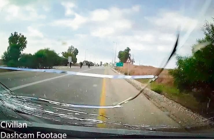 מחבלי חמאס יורים לעבר רכב ישראלי ב־ 7 באוקטובר. "אני לא חושב שזה עשה הבדל גדול כל כך", אמר נתניהו על הכסף מקטאר מחבלי חמאס יורים לעבר רכב ישראלי ב־ 7 באוקטובר. "אני לא חושב שזה עשה הבדל גדול כל כך", אמר נתניהו על הכסף מקטאר