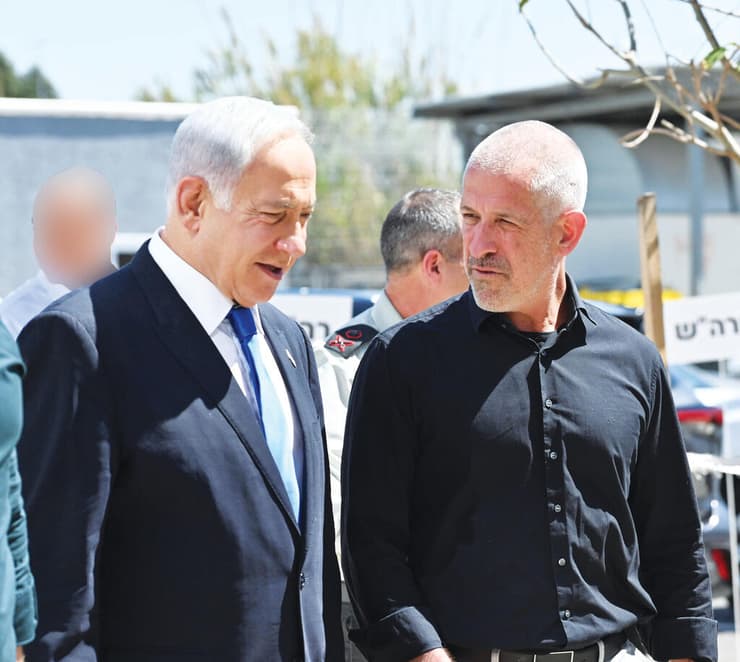 ראש הממשלה נתניהו וראש השב"כ לשעבר בר. "עמדה קוהרנטית וחד־משמעית", כתב בר על הסיכון שבהעברת הכספים מקטאר (קובי גדעון לע"מ, Kobi Gideon) ראש הממשלה נתניהו וראש השב"כ לשעבר בר. "עמדה קוהרנטית וחד־משמעית", כתב בר על הסיכון שבהעברת הכספים מקטאר