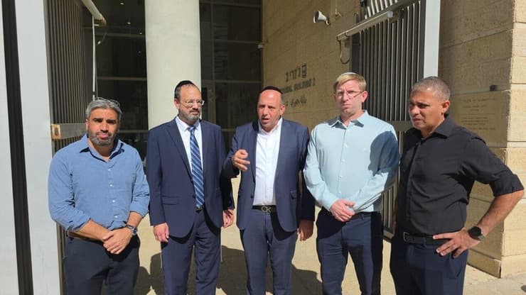 מימין לשמאל: ראש המועצה אלפי מנשה שי רוזנצווייג, ראש מועצת קרני שומרון יהונתן קוזניץ, ראש העיר בית שמש שמואל גרינברג, ראש מועצת קרית יערים שי רביץ, וראש העיר אריאל יאיר שטבון ראשי מועצות ועיריות : אלפי מנשה שי רוזנצווייג, קרני שומרון יהונתן קוזניץ, בית שמש שמואל גרינברג, קרית יערים שי רביץ, אריאל יאיר שטבון,
