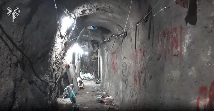 תיעוד מתוך אחד התוואים שהתגלו. "חדרי ניתוח, חמ"לים, וגם שירותים ומטבחונים" (צילום: דובר צה"ל) מצלמת גוף של התיעוד המבצעי באחד התוואים