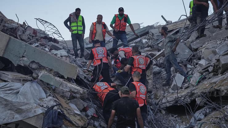 "אין לנו כסף ללכת למקום אחר". אתר קריסת הבניין בעזה (צילום: AP Photo/Jehad Alshrafi) הרוגים ונעדרים בקריסת מבנה ששימש למגורי עקורים במערב עזה