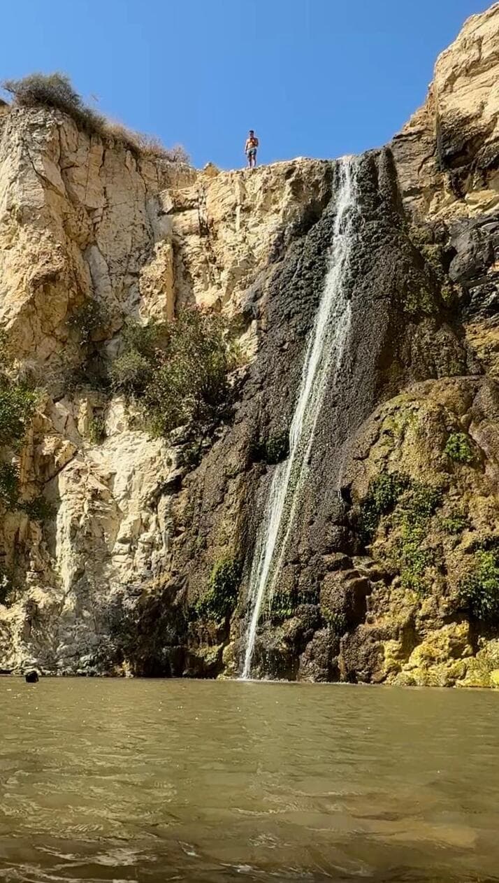 מתכונן לקפיצה במפל הלבן (צילום: באדיבות עילי זלוף) מתכונן לקפיצה במפל הלבן