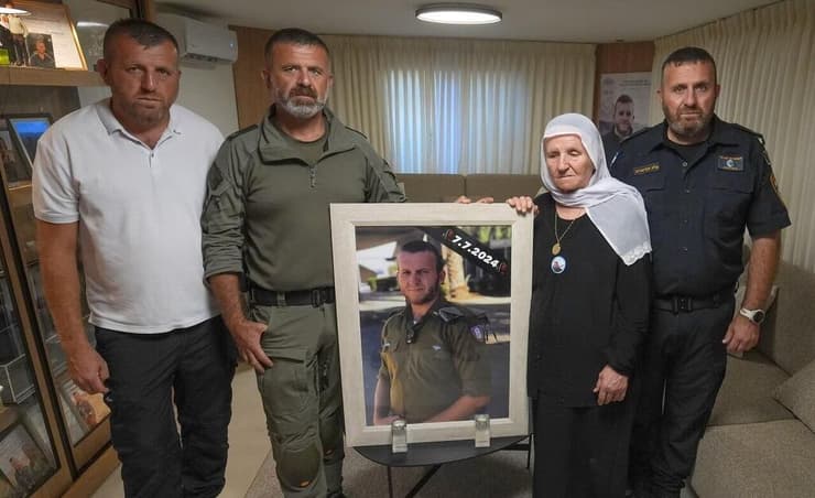 משפחתו של רב-סרן ג'לאא איברהים ז"ל. "אני רצה במקומו", אומרת האם (צילום: אפי שריר) משפחתו של ה לוחם רס"ן ג'לאא אבראהים ז"ל ש נפל ב רפיח ב "חרבות ברזל" מירוץ "בשביל הבנים"