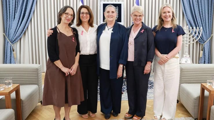 מימין: פרופ' שני פאלוך, מנכ"לית "אחת מתשע" טלי רוזין, מיכל הרצוג, פרופ' רינת ירושלמי ופרופ' תניר אלויס (צילום: דנה קופל) פרופ מימין: שני פאלוך, טלי רוזין, מיכל הרצוג , פרופ' רינת ירושלמי ופרופ' תניר אלויס